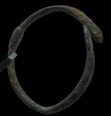 Viking periode Antieke bronzen armband met Fafnir-hoofd als