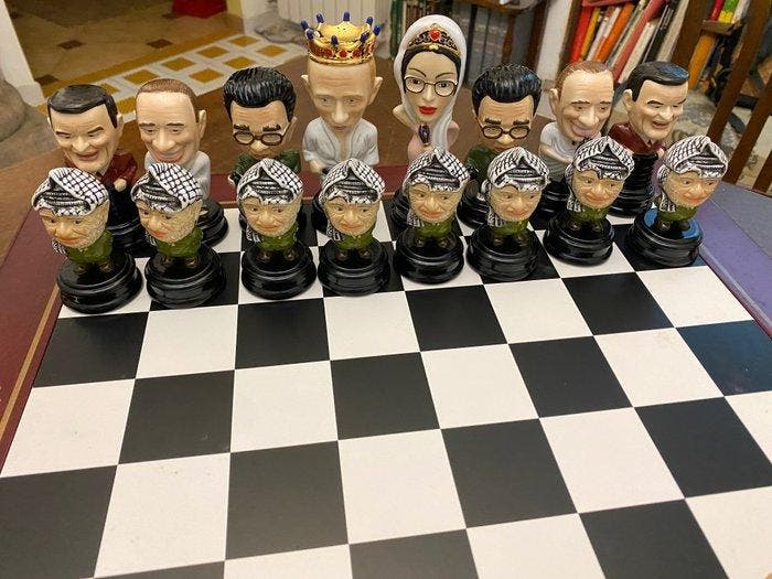 Political Chess - Jeu déchecs - Political Chess - Échecs, Antiquités & Art, Curiosités & Brocante