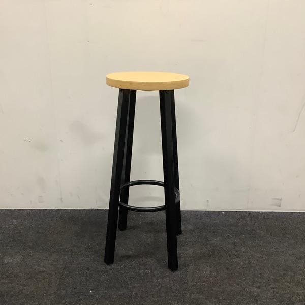 barkruk zithoogte 77 cm, Houten zitiing -  Zwart metalen, Huis en Inrichting, Barkrukken, Gebruikt, Hout