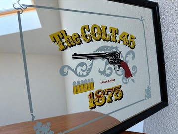 Colt .45 - Spiegel - Glas, Hout - Kader voor reclamesign, Antiek en Kunst