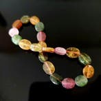 Armband van regenboogtoermalijn. Natuurlijke stenen.