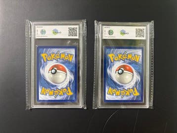 Pokémon - 2 Graded card - Charizard, Rayquaza VMAX Foil,, Hobby en Vrije tijd, Nieuw
