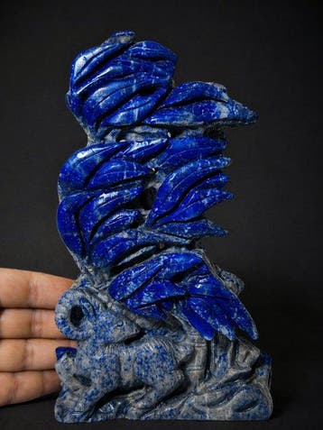 Chèvre balayée par le vent en lapis-lazuli – Symbole sculpté
