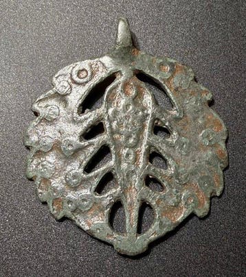 Viking periode Brons Een opengewerkt amulet met een dubbele