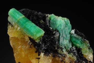 Smaragd met zwarte toermalijn - Fluorescerende smaragden -