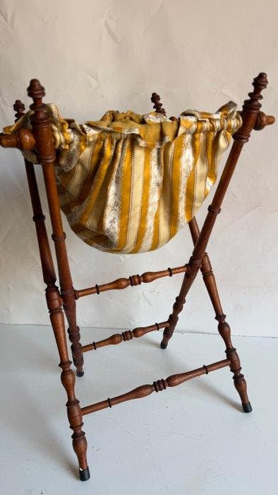 Dienstlift - Opvouwbare naaistandaard, safari-stijl -, Antiek en Kunst, Curiosa en Brocante