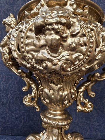 Vaas - gebronzeerd zink - Zuil met bronzen putto