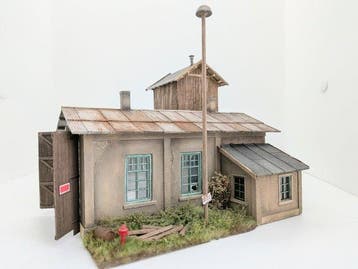 handgemaakt - Diorama Handgemaakte verweerde locomotiefloods, Nieuw