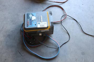 Veiling: Acculader Hawker 24V, Zakelijke goederen, Machines en Bouw | Overig, Ophalen