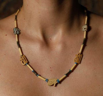 Oude Egypte, ketting met Udjat-amuletten, samen met een