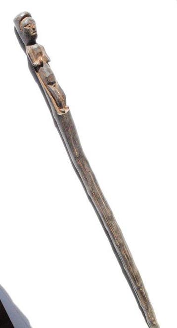 Oude wandelstok met figuren gesneden sjamaan 110 cm ritueel