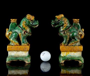 Een paar Chinese sancai-geglazuurde boeddhistische