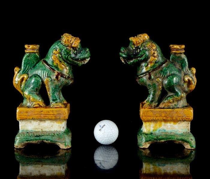 Een paar Chinese sancai-geglazuurde boeddhistische, Antiek en Kunst, Antiek | Overige Antiek