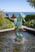 sculptuur, fontein meisje op zeepaard - 93 cm - BRONS MARMER
