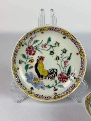 Tasse Yongzheng Famille Rose Coq et Pivoine, plus une paire