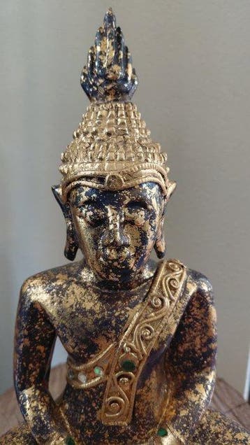 Thaise houten Boeddha – handbeschilderd met goudkleurige