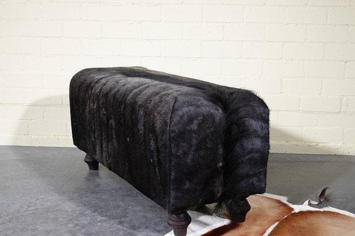 Unusual Ottoman in Blue Wildebeest Hide - Schedel -, Verzamelen, Dierenverzamelingen
