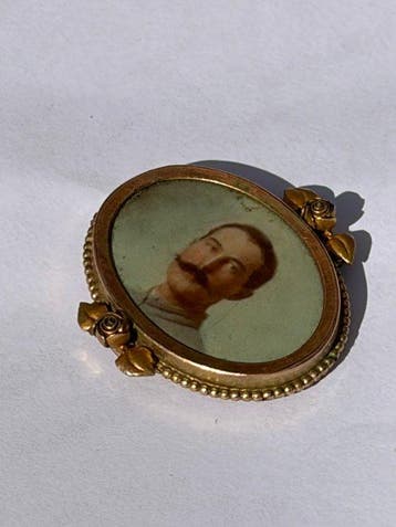 Oud medaillon fotolijstje met laag goud borbonisch of