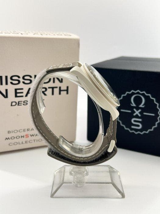 Omega x Swatch - MoonSwatch  Mission on Earth “Desert” -, Handtassen en Accessoires, Horloges | Heren