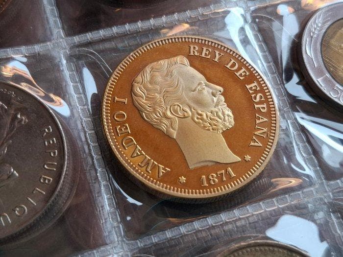 . Album met meer dan 250 verschillende munten uit de hele, Postzegels en Munten, Munten | Europa | Niet-Euromunten
