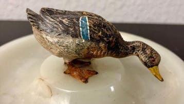 Figurine - Une figurine en bronze dun canard sauvage en