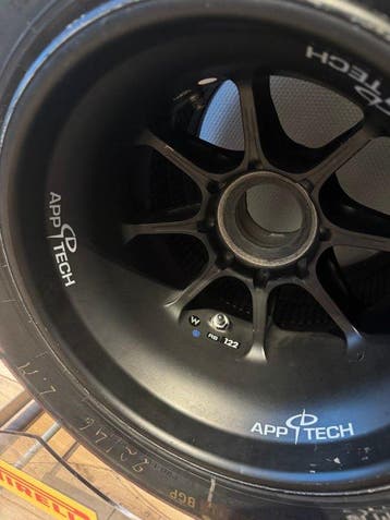 Pneu complet sur la roue (1) - Pirelli - Williams formule 1