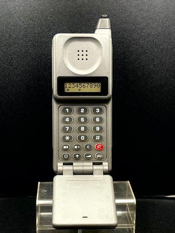 Motorola Flip Phone 2 - Rare Complete Boxed Set - Mint