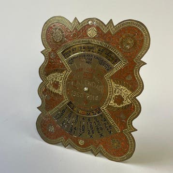 Ornement décoratif - Calendrier perpétuel en laiton vintage,