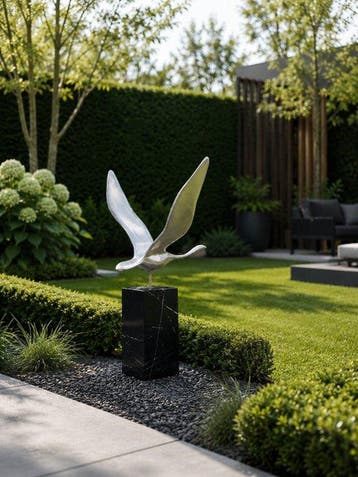 sculptuur, gans in vlucht op marmeren zuil - 33 cm -
