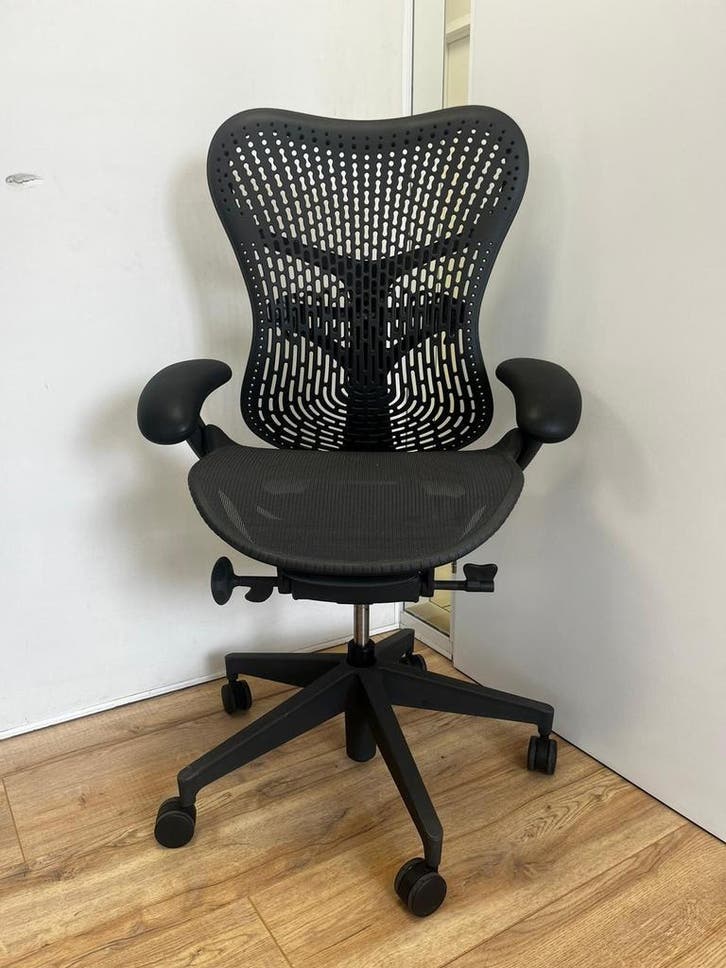 Refurbished Herman Miller Mirra 2 - Graphite Uitvoering!, Maison & Meubles, Chaises de bureau, Envoi