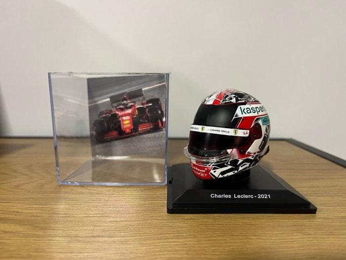 Spark 1:5 - Modelauto - Bell - Charles Leclerc Ferrari 2021, Hobby & Loisirs créatifs, Voitures miniatures | 1:5 à 1:12