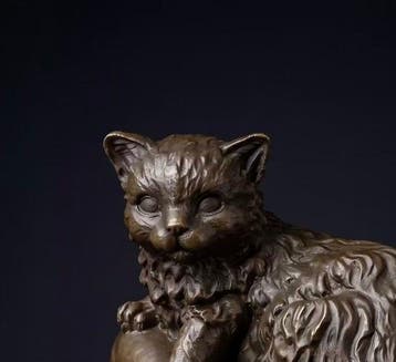 Beeld, Naar Antoinette: Kat liggend op hand - 20 cm - Brons,