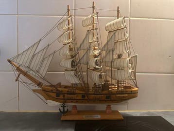 Bateau miniature à demi-coque