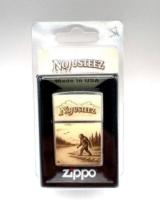 Zippo - Zippo Nojusteez x Tom’s Exclusives Scrimshaw Bigfoot, Collections, Articles de fumeurs, Briquets & Boîtes d'allumettes
