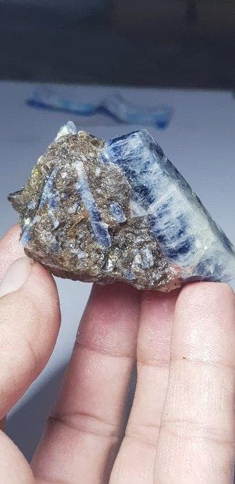 Saffier Mineralencollectie - Hoogte: 50 mm - Breedte: 70 mm-, Verzamelen