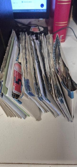 Monde - Collection mondiale en huit albums de timbres et, Timbres & Monnaies