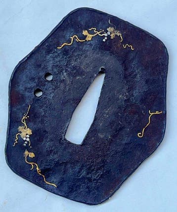 tsuba mokko à motif plante et grappes de raisin,