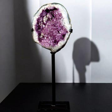 Elegante metalen steun Grote amethistgeode met