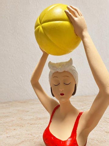 sculptuur, Badedame met bal – kleurrijke retro strandfiguur