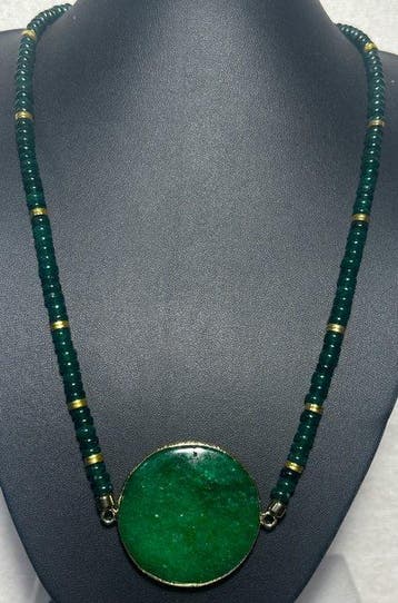 Exclusieve halsketting van natuurlijk groen jade en gouden
