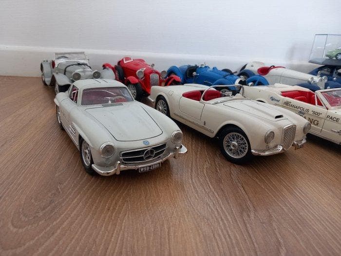 Bburago, Mira 1:18 - Modelbouwdoos (18) - Collection de, Hobby en Vrije tijd, Modelauto's | 1:5 tot 1:12
