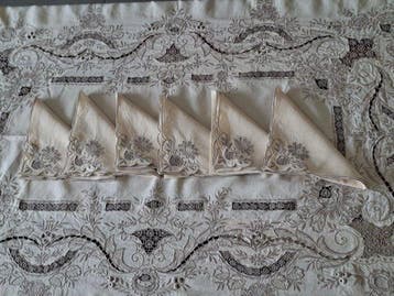 Nappe charmante, ornée de broderies faites à la main de
