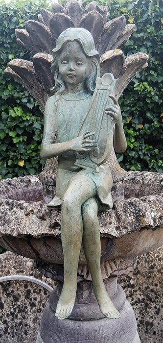 sculptuur, zittende fairy met harp - 50 cm - Gepatineerd