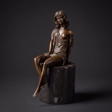 Statue, Elegante zittende dame 27 cm / 4 kg - 27 cm -