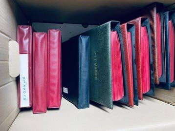 Wereld - Verhuisdoos Varia NL in 9 mappen, Gestempeld