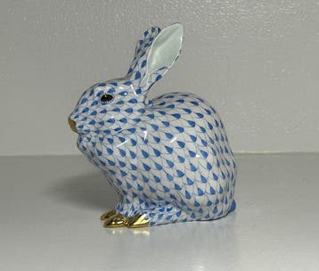 Herend - Beeldje - Bunny sitting Blue Fishnet pattern with