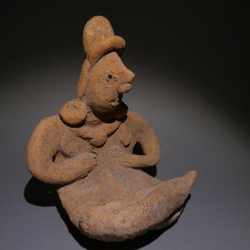 Colima, Westkust van Mexico Terracotta Zittende figuur. 12,5