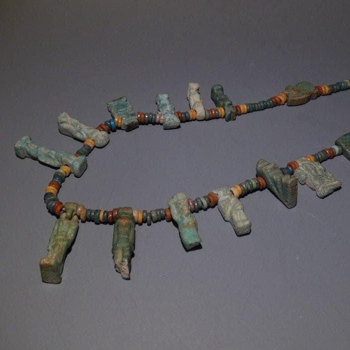 Oud-Egyptisch Faience Ketting met god-amuletten. 60 cm lang., Collections, Minéraux & Fossiles