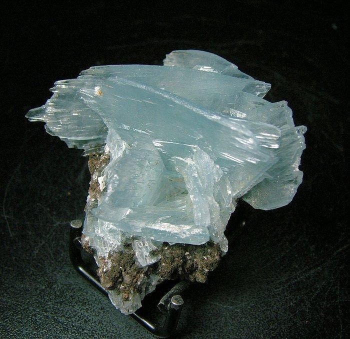 CW1962 Bella Bariet azuurblauw Kristallen op matrix -, Verzamelen, Mineralen en Fossielen