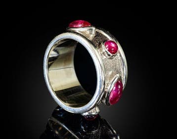 Rubellite toermalijn cabochon-edelstenen gezet in een